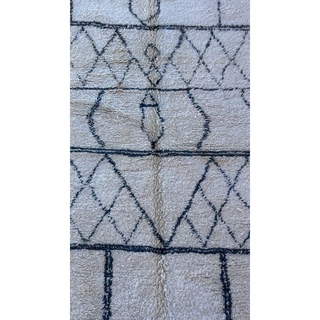 1980s Moroccan Beni Ourain Rug - 5'6" X 8'1" Ft For Sale - Image 9 of 10