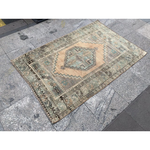 Turkish handmade handwoven vintage anatolian OUSHAK rug. We collect old Vintage rugs from Anatolia, which is the east part...