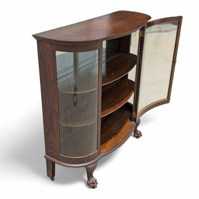 American Vintage Curved Glass Bow Front China Cabinet With Claw Feet, Early 20th Century For Sale - Image 3 of 18