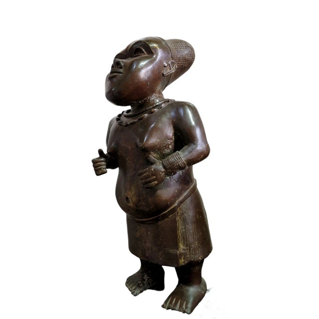 Nigerian Kingdom of Benin Oba Ifé Artist, Court Dwarf, Pre-1800s, Bronze For Sale - Image 3 of 4
