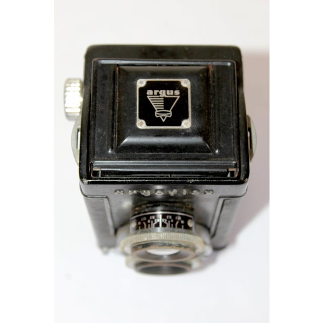 Vintage Argus Argoflex Twin Lens Reflex (Tlr) Camera – Bakelite 120 Film Camera With Argus Anastigmat Lens, Made in Usa, Circa 1950–1952 For Sale - Image 12 of 16