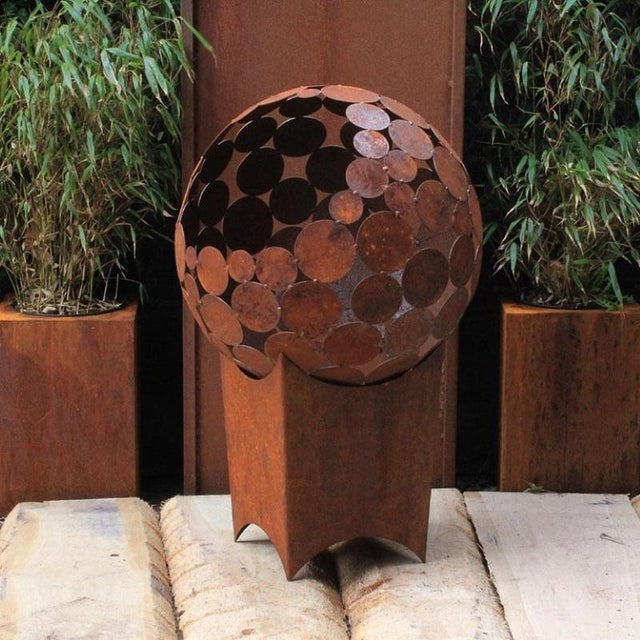 This fireball is the eye-catcher in your garden. The work of Stefan Traloc serves as a harmonious bridge in nature's...