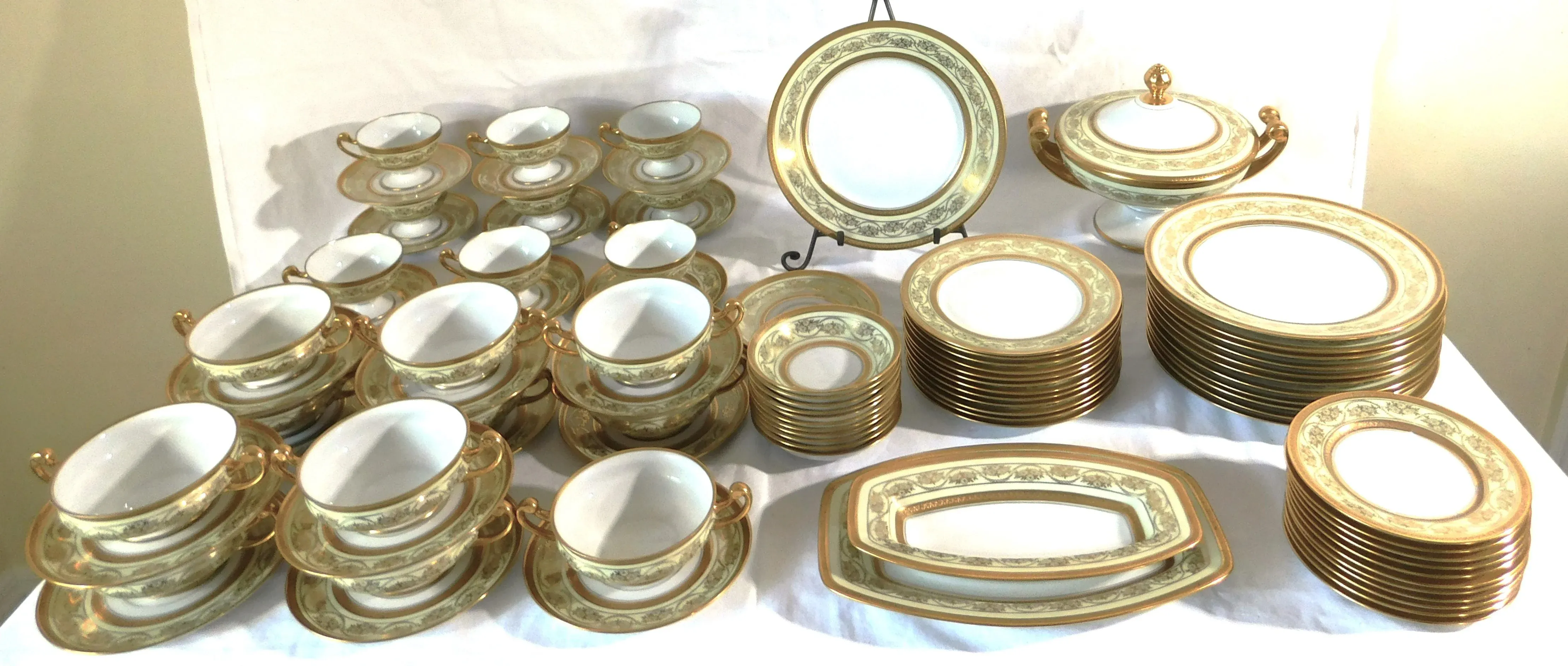 Antique Hutschenreuther Selb Bavaria Gold Encrusted 94pc