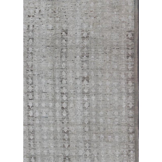 Neutral tone rug with casual modern design, Keivan Woven Arts / rug afg-29476, country of origin / type: Afghanistan /...