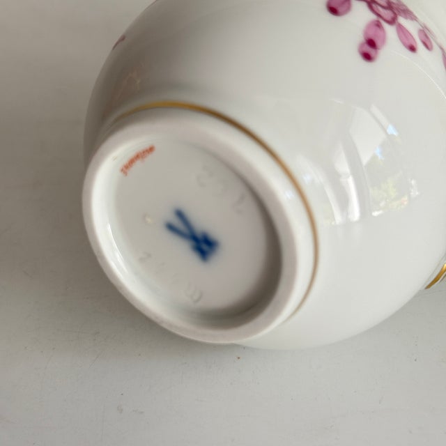 Neuer Ausschitt Milk Jug with Purple Indian Painting and Gilt Rim from Meissen, 1990s For Sale - Image 4 of 6