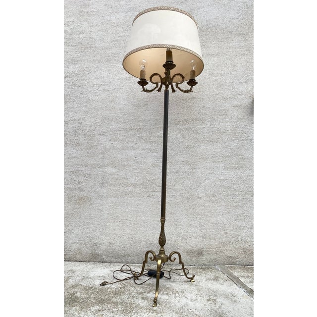 Vintage brass tripod floor lamp with three lights In excellent condition Dimensions: height 180 cm, width and depth...