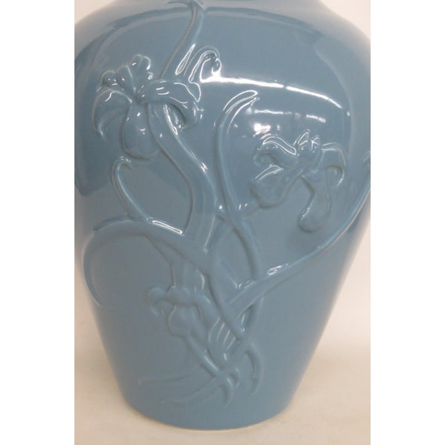 Mid-Century Modern Jaru of California 1980 Blue Ceramic Floral Tabletop Vase Model 476 Large 5149b For Sale - Image 3 of 11