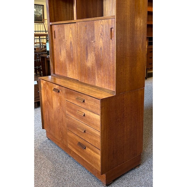 Mid Century Modern Teak Three Tier Bookcase / Cabinet c.1960 For Sale - Image 4 of 8