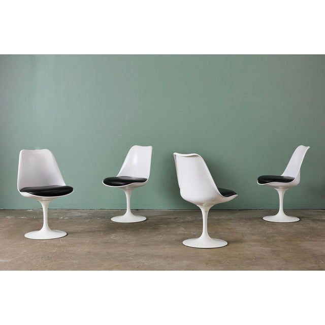 Mid-Century Modern Set of 4 Eero Saarinen for Knoll Tulip Chairs in White & Black Leather For Sale - Image 3 of 18
