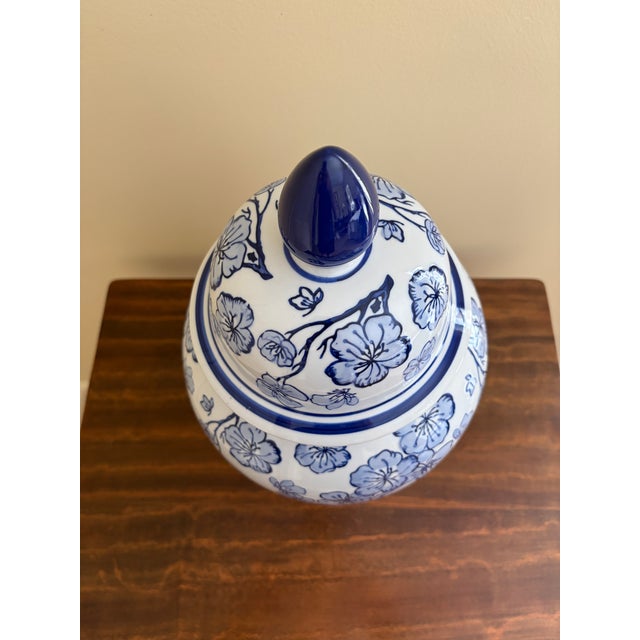 Chinoiserie Large Blue and White Porcelain Ginger Jar For Sale In South Bend - Image 6 of 7