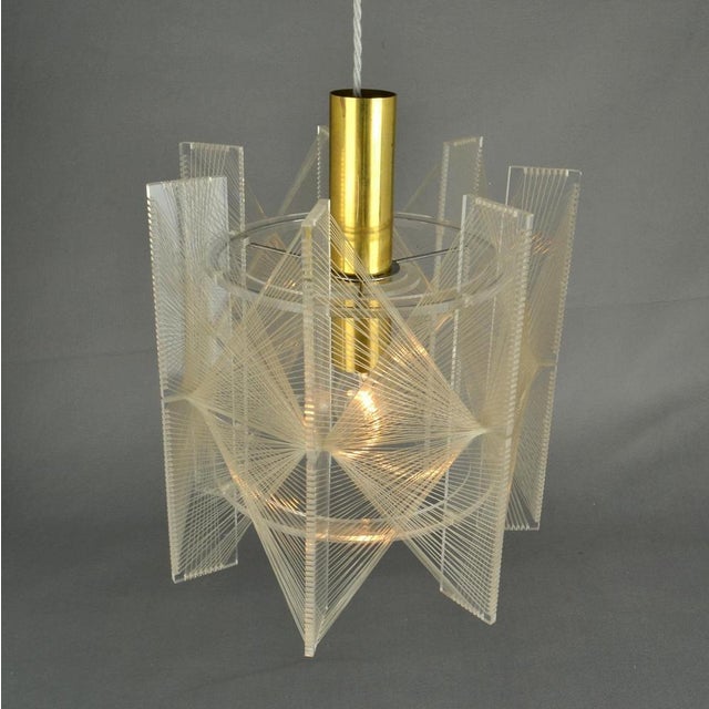 1970s Small Mid-Century Modern Pendant Lamp in Clear Acrylic Glass, Wire and Brass, 1970s For Sale - Image 5 of 18