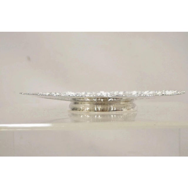 Traditional Early 20th Century English Edwardian Grapevine Repousse Silver Plated "P" Round Serving Platter For Sale - Image 3 of 10