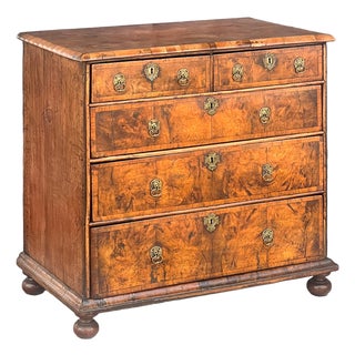 Queen Anne Period Chest of Drawers of Walnut and Oak From England, Circa 1710 For Sale