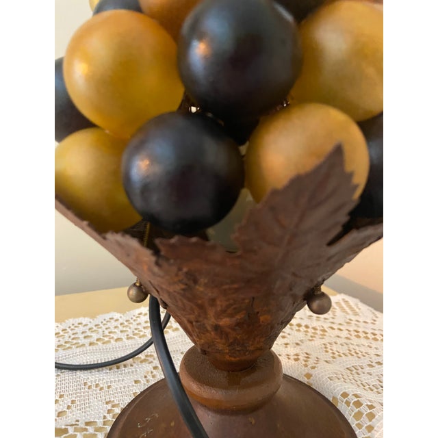 Vintage Mid-Century Modern l'Artigiani International Glass Grape Cluster Table Lamp – Multicoloured Botanical Design For Sale - Image 4 of 7