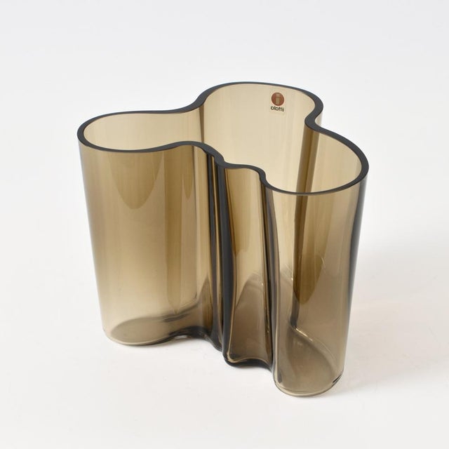 Contemporary Smoked Glass Savoy Vase by Alvar Aalto for Iittala, 1990s For Sale - Image 3 of 12