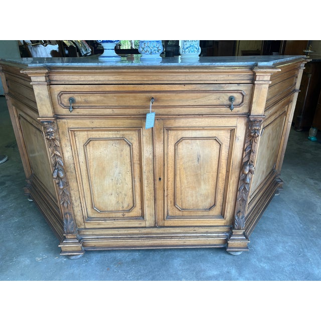 Italian Renaissance Revival Walnut Credenza with Hand-Carved Details and Grey Marble Top, Trapezoidale circa 1850–1880 A...