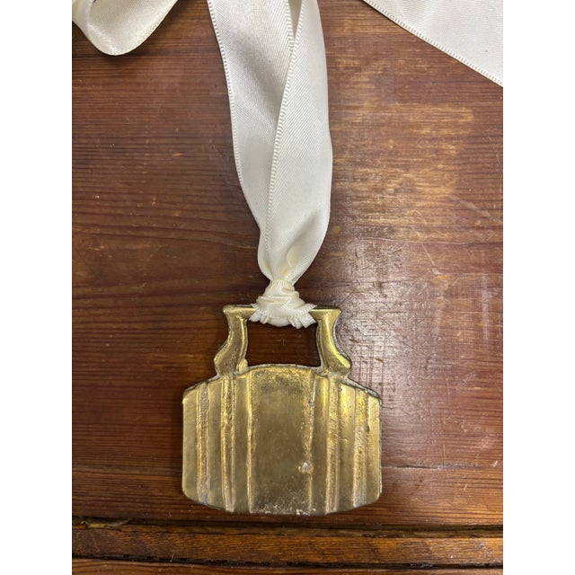 This vintage English horse brass ornament features a charming depiction of a barrel, symbolizing rustic countryside life...