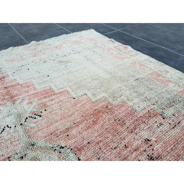Textile 1960s Vintage Faded Rug- 4′3″ × 9′5″ For Sale - Image 7 of 11