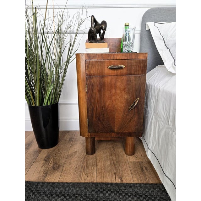 Very elegant and refined pair of Italian 1940s Art Deco bedside tables with great design shape and decors in veneer burl...