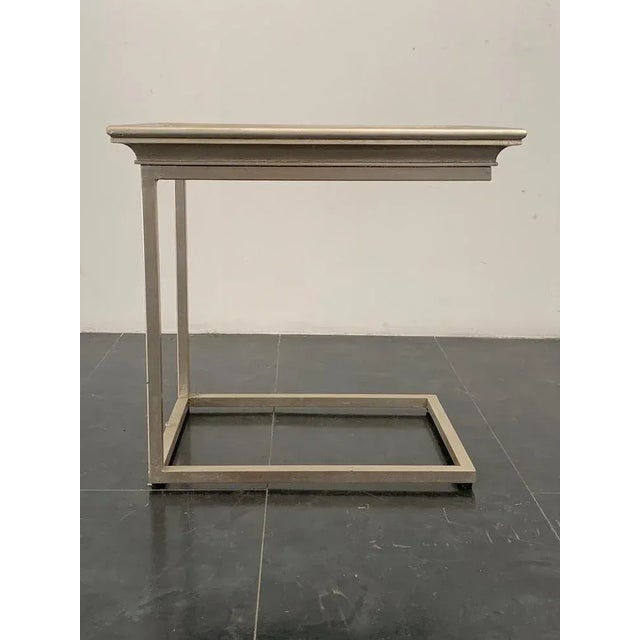 Exceptional example of high decoration: metal table covered in silver leafy leafy door non -removable silver frame in the...