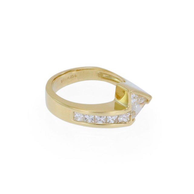 This is a lovely Estate ring, crafted from 18k yellow gold with a unique arrow head shape at the front with one side shank...