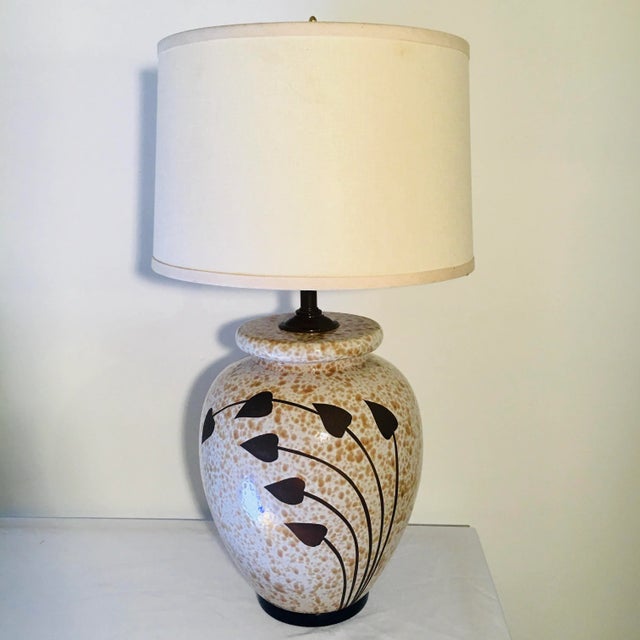 Tan 1970s Mid-Century Modern Leaf Motif Mottled Glaze Table Lamp For Sale - Image 8 of 9