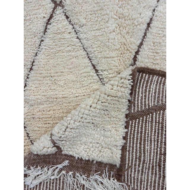 Handwoven Moroccan Beni Ouarain Rug in Natural Wool with Diamond Pattern, 2010s For Sale - Image 10 of 12