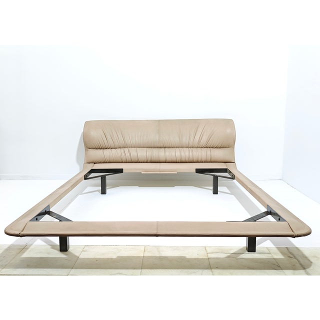 Double Bed in Dove Grey Leather by Giovanni Offredi for Saporiti, 1980s For Sale - Image 16 of 16