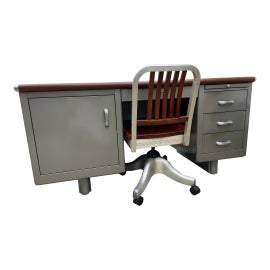 Example of Shaw Walker Desks