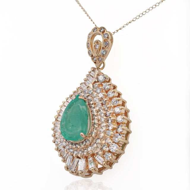 4.5 Carat Pear Cut Colombian Emerald & Diamond 18k Gold Pendant Necklace For Sale - Image 4 of 8