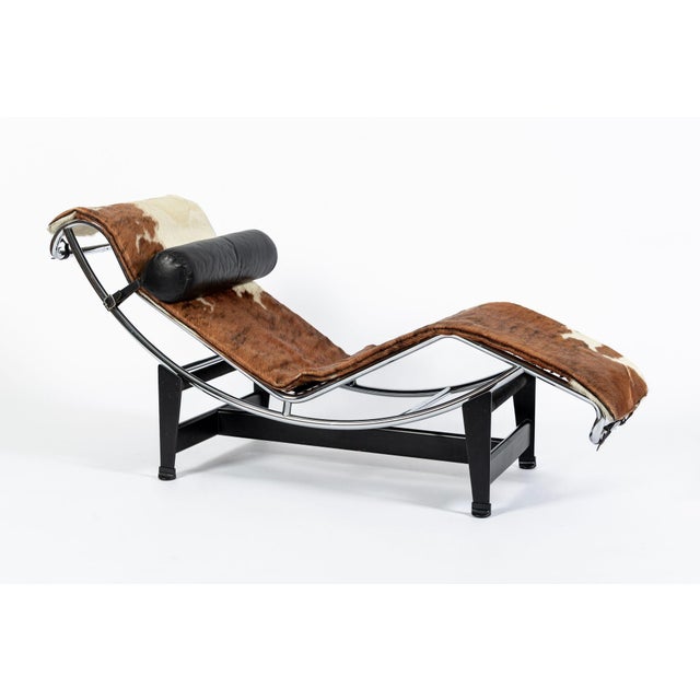 This authentic vintage Le Corbusier LC4 lounge chair dating from the 1960s was made in Italy by Cassina with authorized...