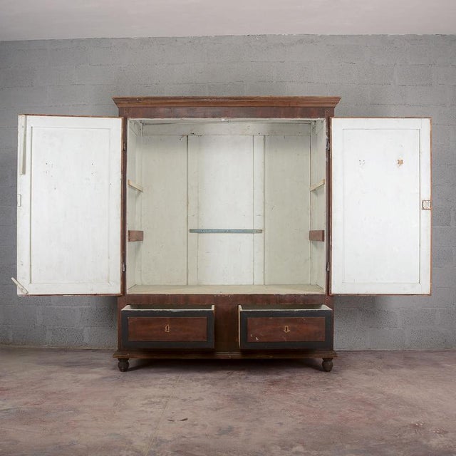 This imposing cabinet with doors, dating back to the 19th century, embodies the austere charm and solidity typical of...