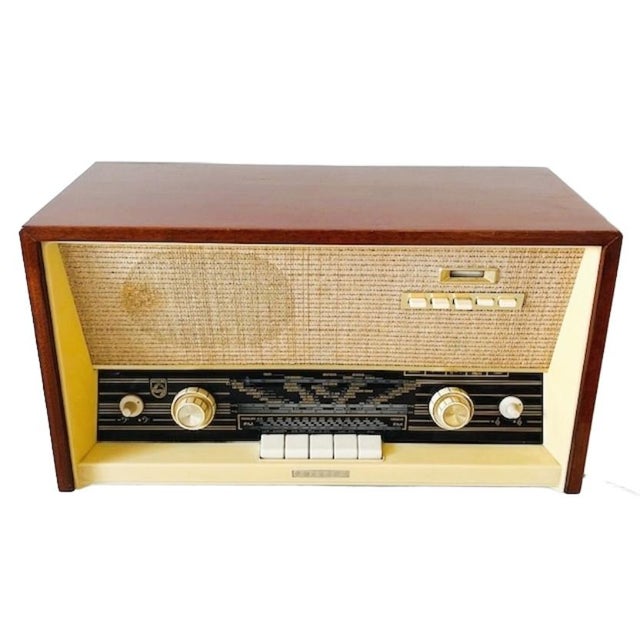 Vintage philips b5x22a tube radio from the 1960s with a beautiful wooden frame. This model was released in 1962/1963 and...