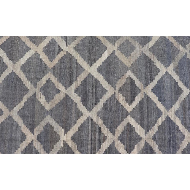 Modern Hand-Woven Kilim in Wool With Sub-Geometric Interlocked Diamond Design For Sale - Image 10 of 12