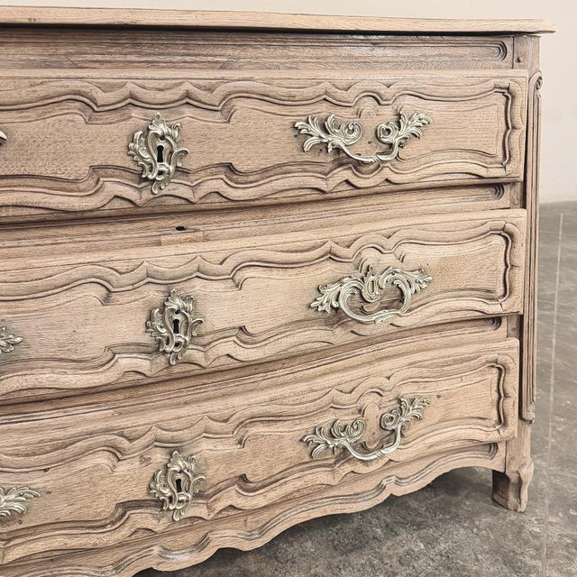 18th Century French Louis XV Period Stripped Oak Commode For Sale - Image 16 of 18