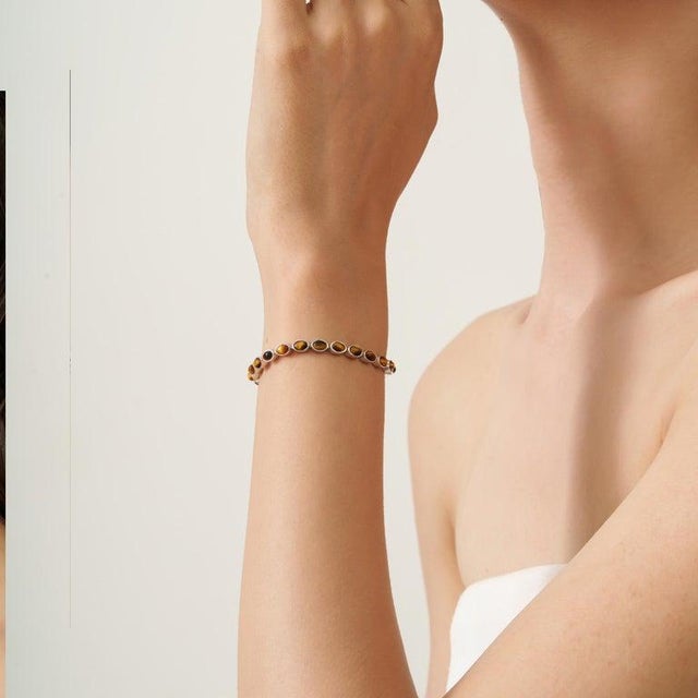A classic Tiger’s Eye beaded bracelet crafted in 925 sterling silver, offering a balanced blend of natural texture and...