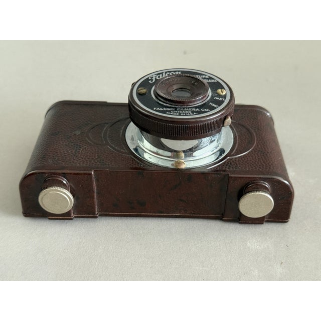 1940s Vintage Falcon 1947 Brown Bakelite Miniature Camera Chicago For Sale - Image 5 of 9