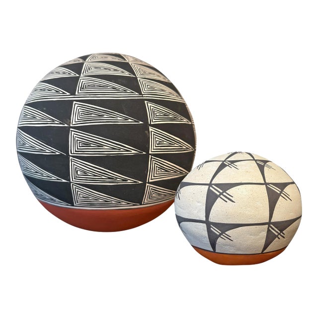 Set of Two Acoma Pueblo Seed Pots For Sale