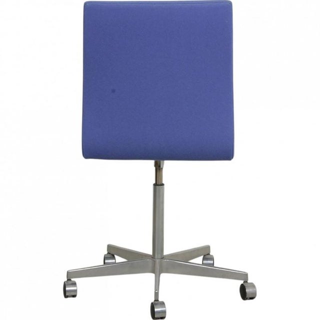 Oxford Office Chair in Blue Fabric by Arne Jacobsen For Sale - Image 3 of 10