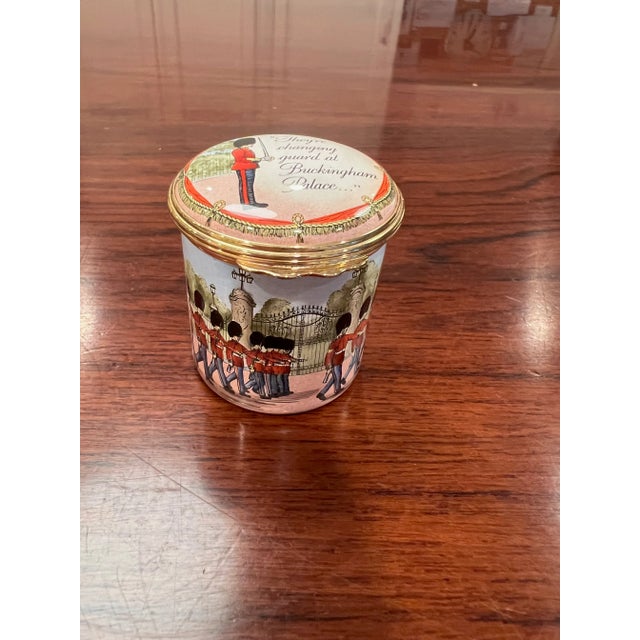 English 1980s Halcyon Days Enamel Box "They're Changing Guard at Buckingham Palace ...", English For Sale - Image 3 of 8