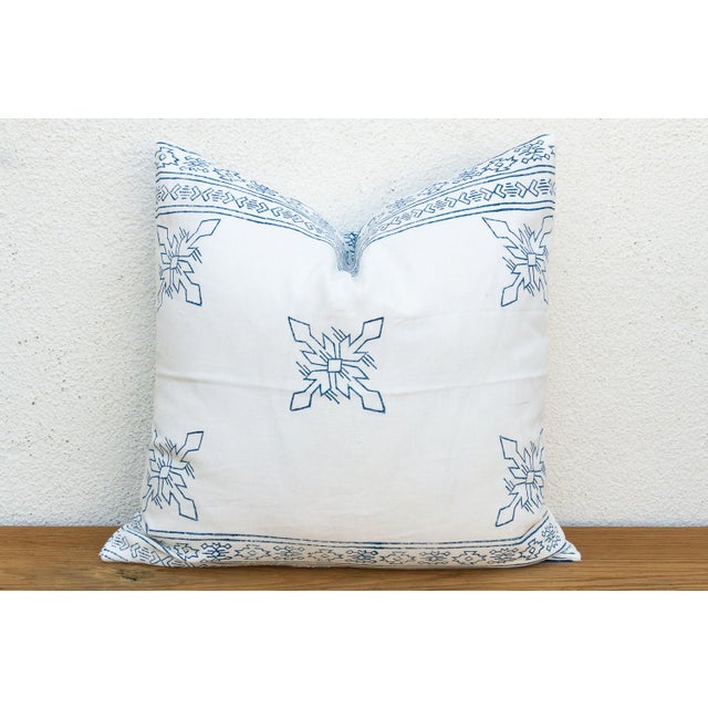 Large 24" White & Blue Jaipur Blockprint Linen Pillow Cover For Sale In Los Angeles - Image 6 of 7