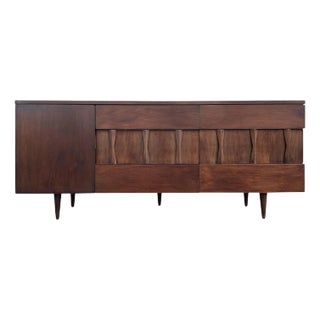 Mid Century Modern Wood Dresser With 9 Dark Walnut Drawers, Sculptural Pulls and Cabinet Door by American of Martinsville - 1960s For Sale