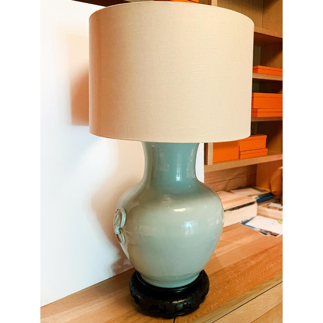 Chinese Mid 20th Century Large Celadon Green Ceramic Urn Table Lamp For Sale - Image 3 of 11