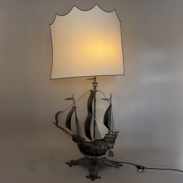 A monumental lighting fixture with a dramatic visual impact, dating back to the 20th century. More than a simple lamp, it...