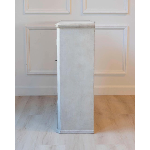 Gustavian (Swedish) 19th Century A hanging cabinet from Sweden with glass doors in grey For Sale - Image 3 of 8
