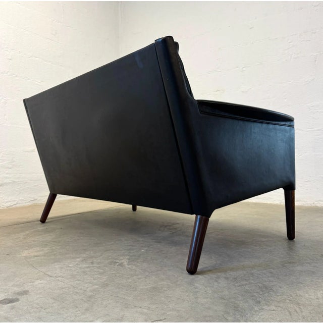 Dimensions: 50 1/2“ L x 29 1/4“ D x 27 1/4“ H Seat Height: 15 3/4” H Origin: Odense, Denmark Designer: Kurt Østervig...