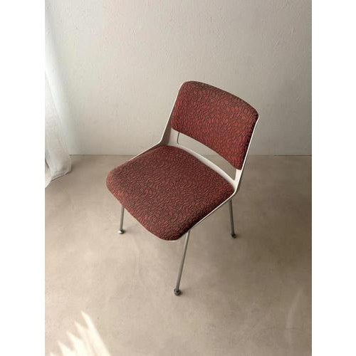 Gispen 2215 André Cordemeyer Dining Chairs Set of Six The characteristic polyester shell and the slender steel rod base...
