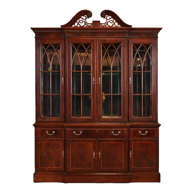 Late 20th Century Ethan Allen Georgian Carved Flame Mahogany Lighted Breakfront Bookcase Cabinet For Sale
