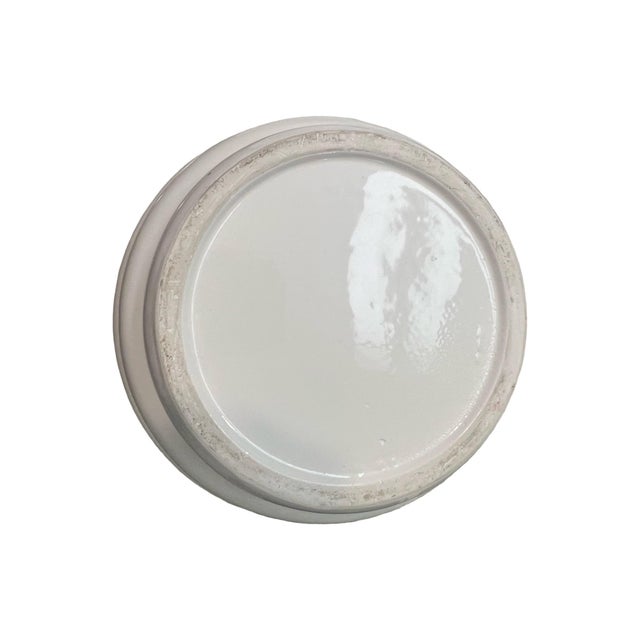 1980s Vintage Postmodern 1980s Large White Ribbed Bee Hive Ceramic Vase Art Deco Pottery For Sale - Image 5 of 7