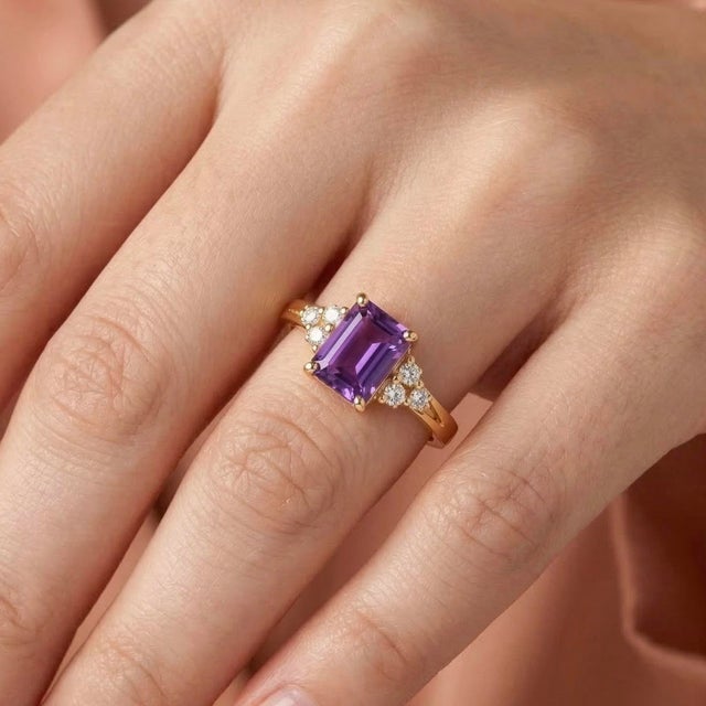 Elegant Amethyst & Diamond Accent Ring – February Birthstone This sophisticated ring features a striking amethyst...